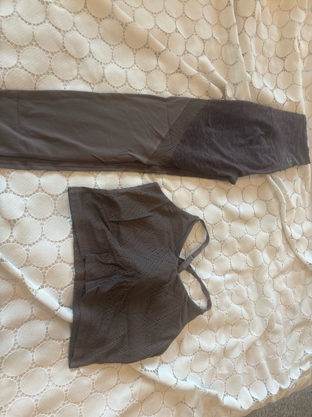 Beyond yoga mauve Athletic Leggings and Strappy Sports Bra Set small/medium